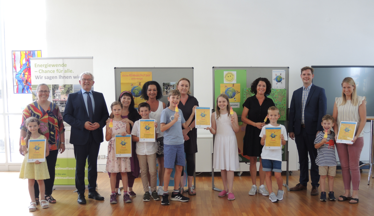 Ein Gruppenfoto der teilnehmenden Kinder im Jahr 2023 mit Lehrerinnen und Herrn Landrat Kalb sowie mit Herrn Bürgermeister Glüsenkamp