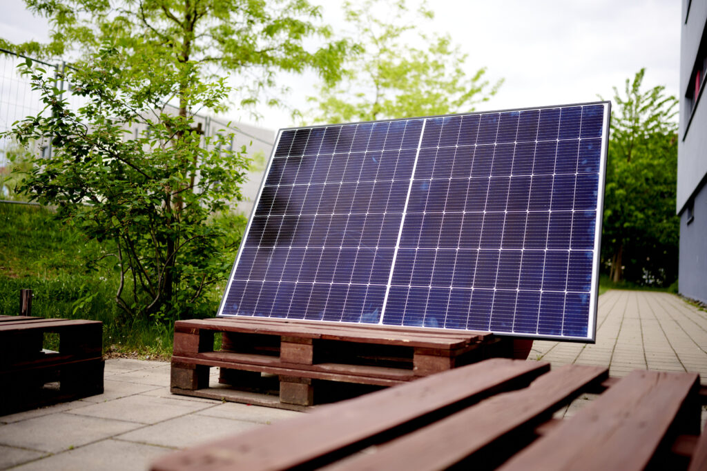 Ein Balkonsolarkraftwerk-Modul. Ein Ausstellungsstück, das noch nicht an einen Balkon montiert wurde.