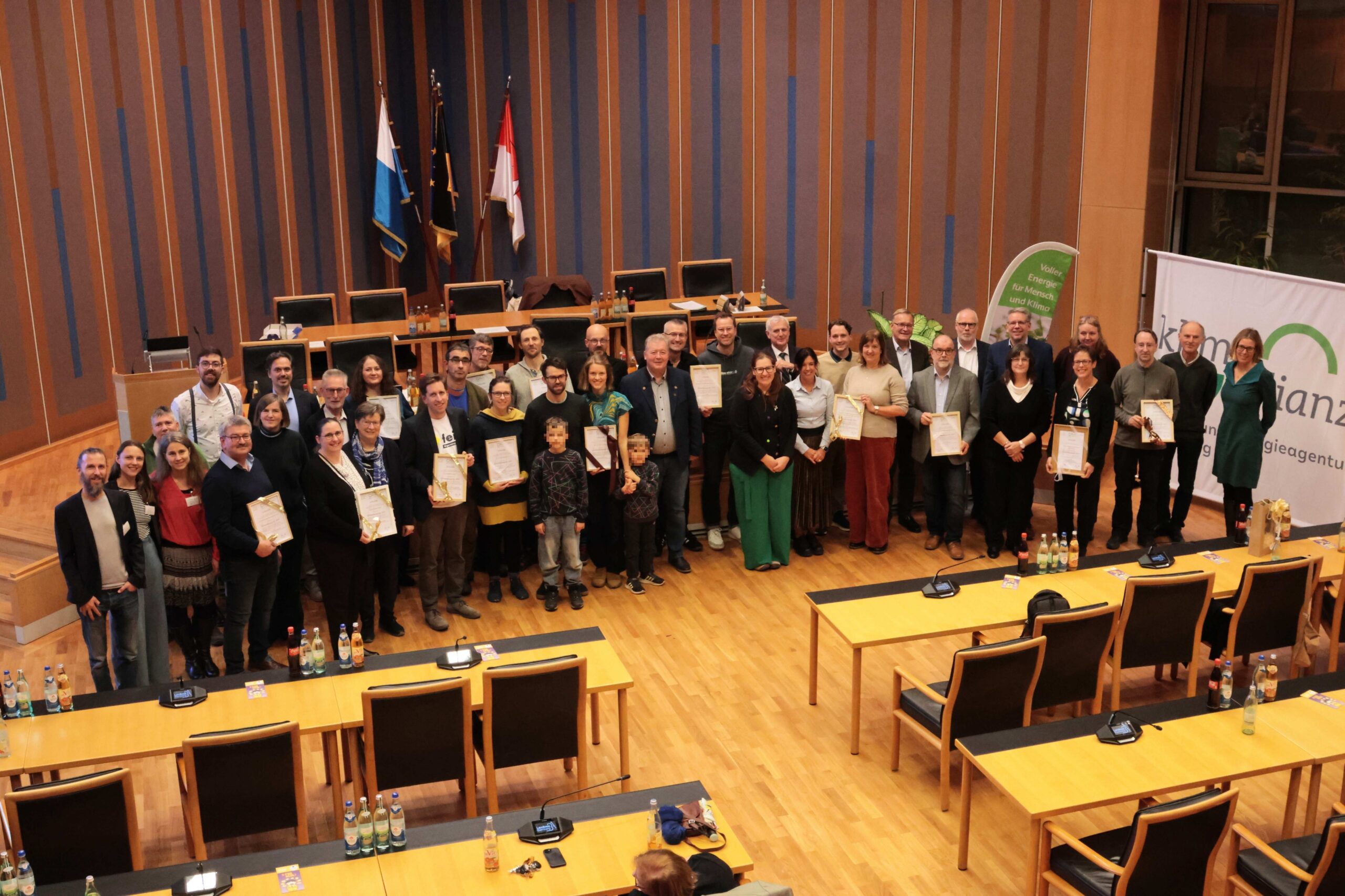 Auf dem Foto, aufgenommen am 17.11.2025, sind die Preisträgerinnen und Preisträger, der Oberbürgermeister, der stellvertretende Landrat, sowie die Mitarbeiter der Klima- und Energieagentur zu sehen